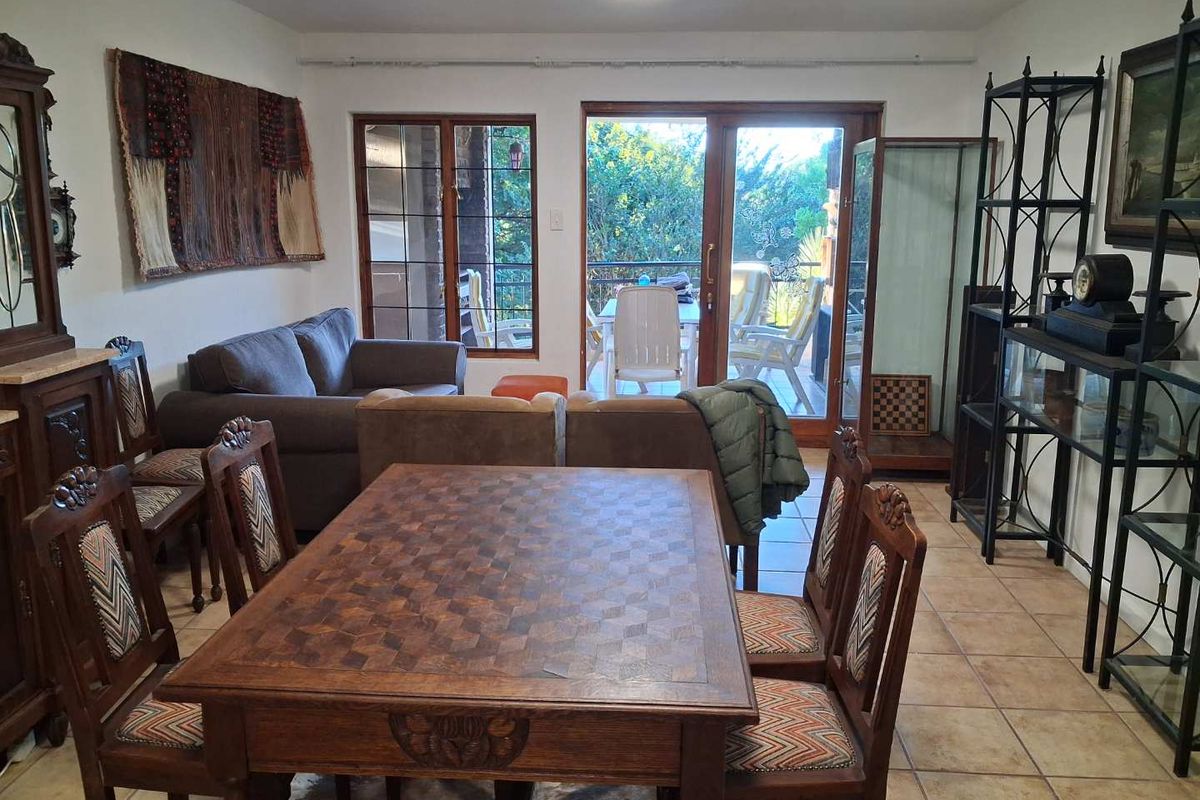 Spacious three bedroom for sale in Hillside Manor - Photo 4