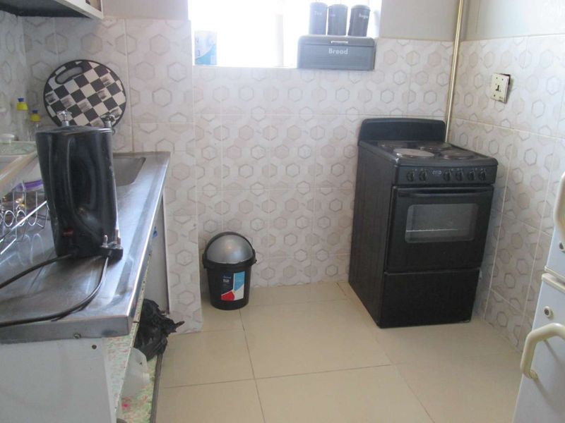 VERY NEAT AND BEAUTIFUL [ 1.5 ] ONE AND HALF BEDROOMS APARTMENT FOR SALE IN SUNNYSIDE PRETORIA BARGAIN . - Photo 5