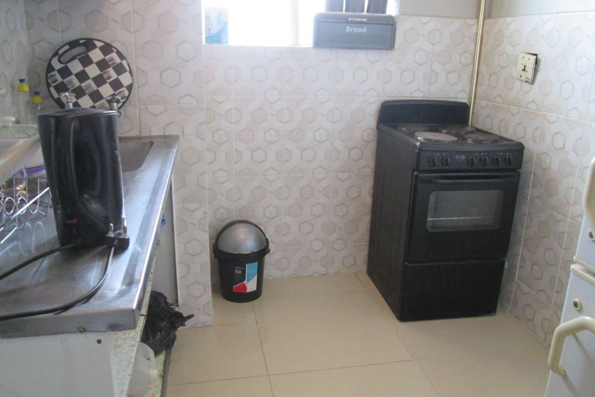 VERY NEAT AND BEAUTIFUL [ 1.5 ] ONE AND HALF BEDROOMS APARTMENT FOR SALE IN SUNNYSIDE PRETORIA BARGAIN . - Photo 5