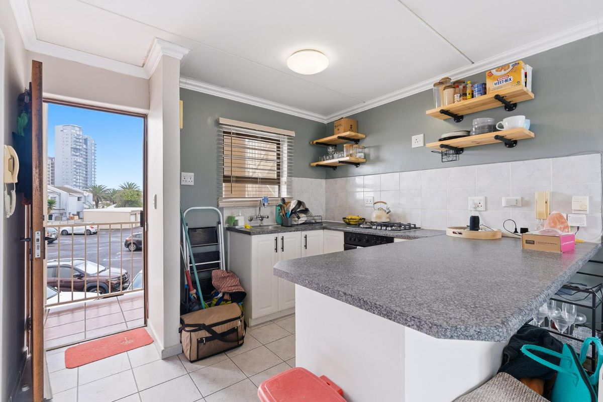 Cozy First-Floor Apartment - Steps from the Beach & Cafés - Photo 4
