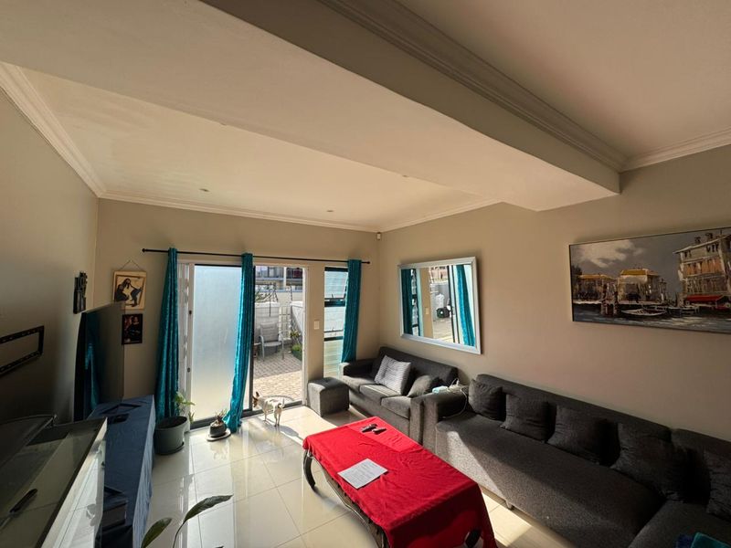 Modern two bedroom ground floor apartment - Photo 2