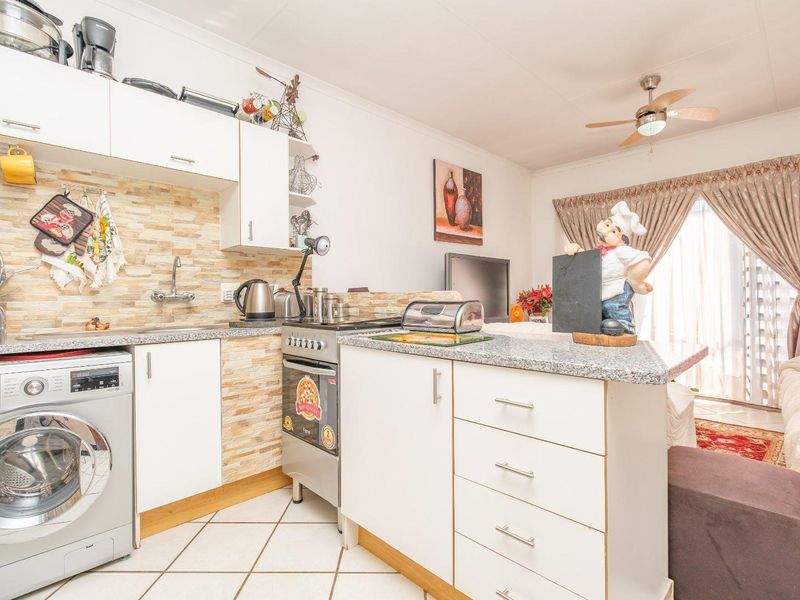 1 Bedroom Unit, set on the first floor in Great Condition. - Photo 2