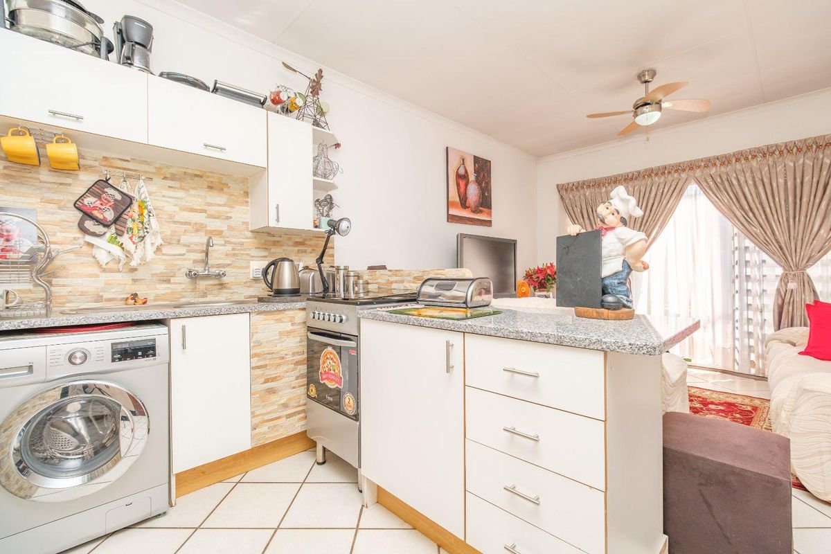 1 Bedroom Unit, set on the first floor in Great Condition. - Photo 2