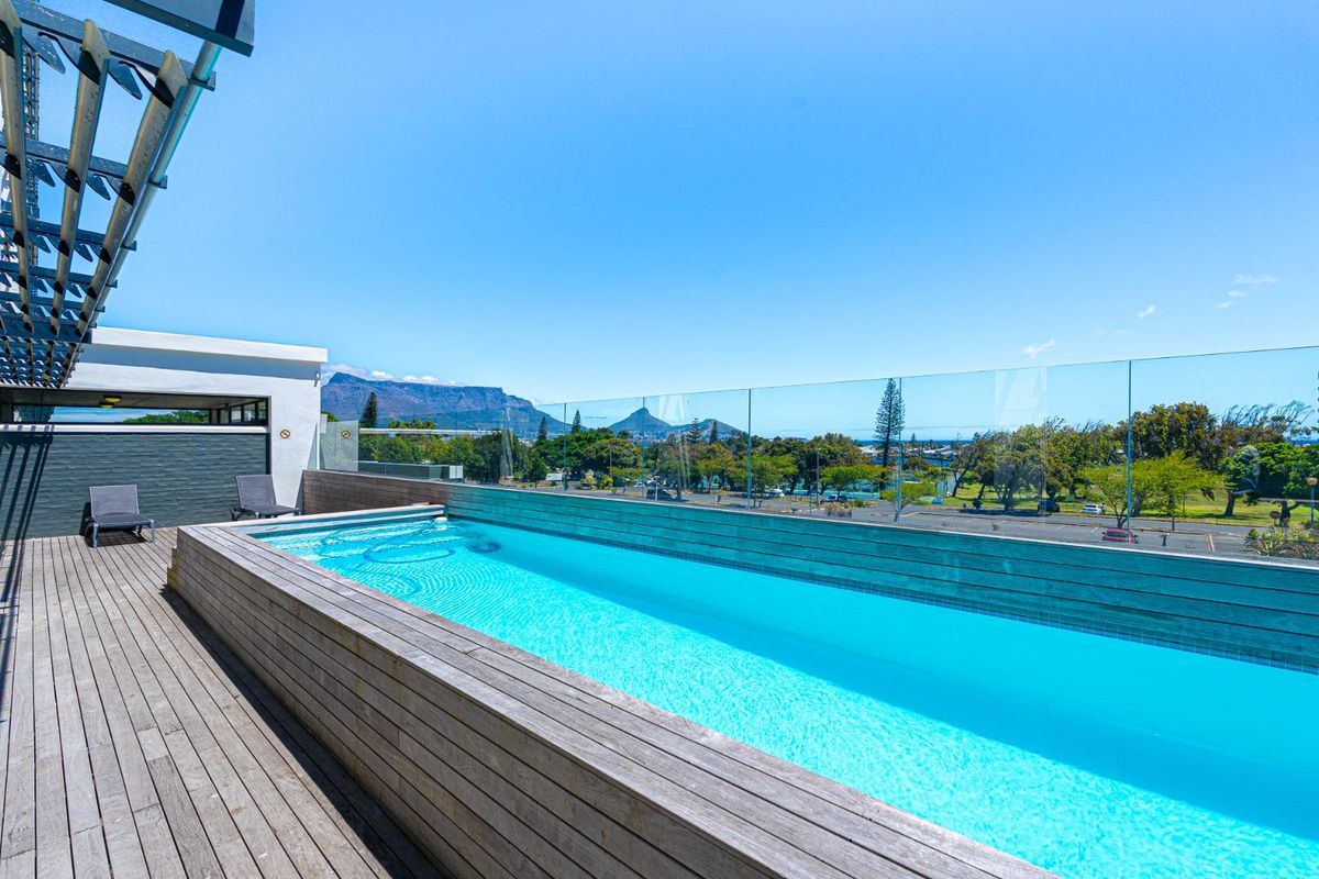 Breathtaking views from this magnificent 2 bed Apartment. - Photo 2