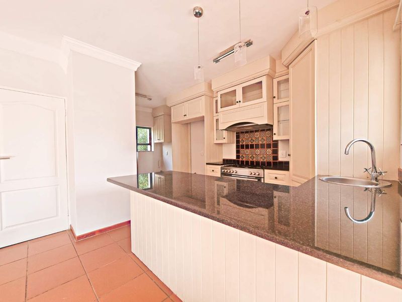 ELEGANT FAMILY LIVING IN SECURITY ESTATE. - Photo 8