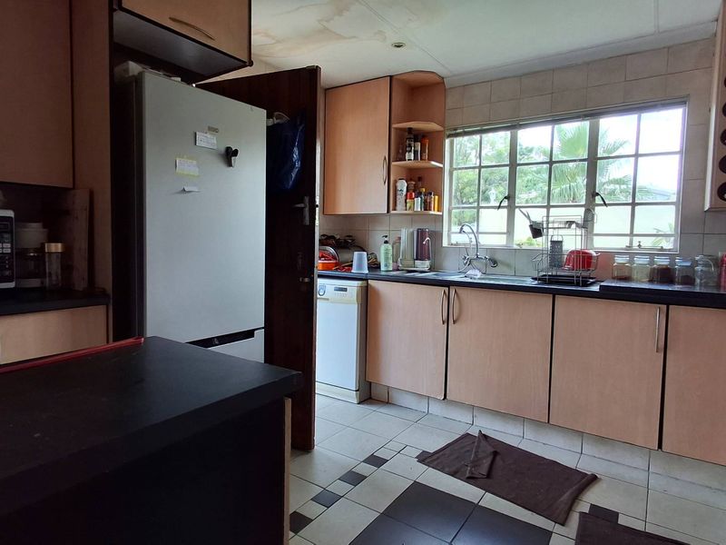 Lovely 3 Bedroom House - Photo 9