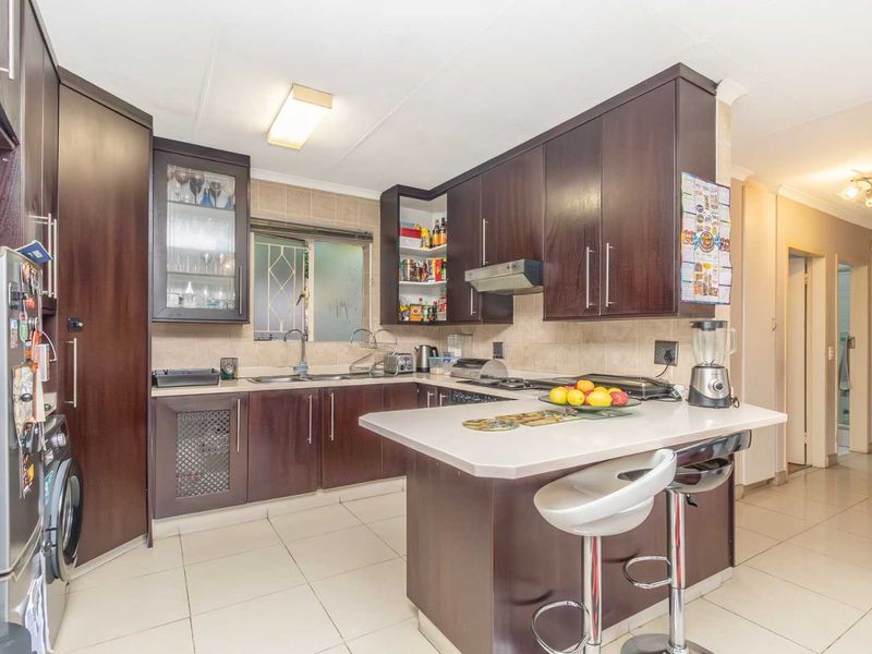 Charming 3-Bedroom Townhouse in Secure Forest View Estate – Northwold - Photo 4