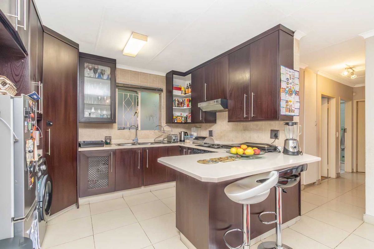 Charming 3-Bedroom Townhouse in Secure Forest View Estate – Northwold - Photo 4