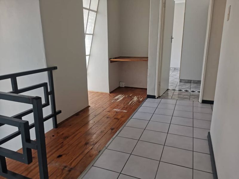 Huge double story town house in Hochland Park - Photo 8