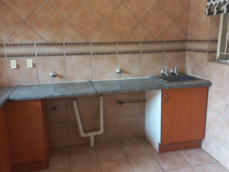 4 bedroom home + flatlet in 24 hour security area - Photo 8