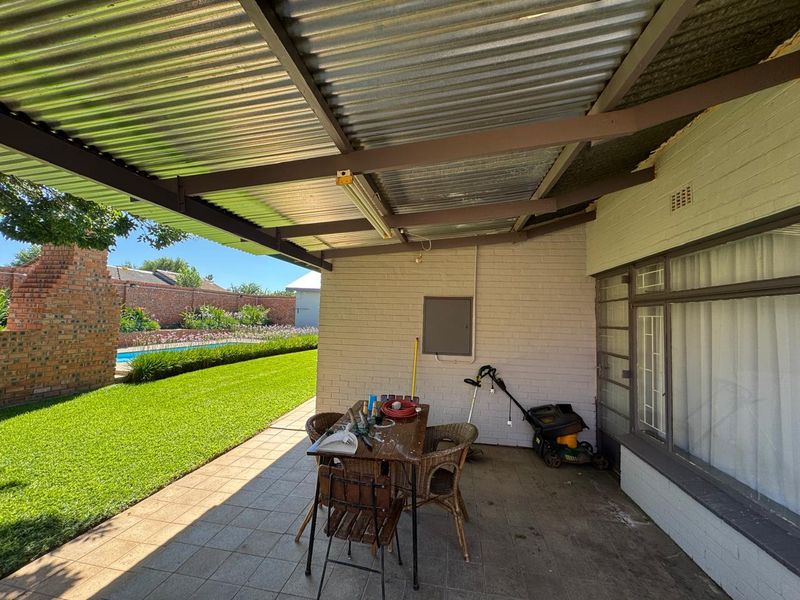Charming Newly Renovated Home with Income-Generating Flat in Barkly West - Photo 4