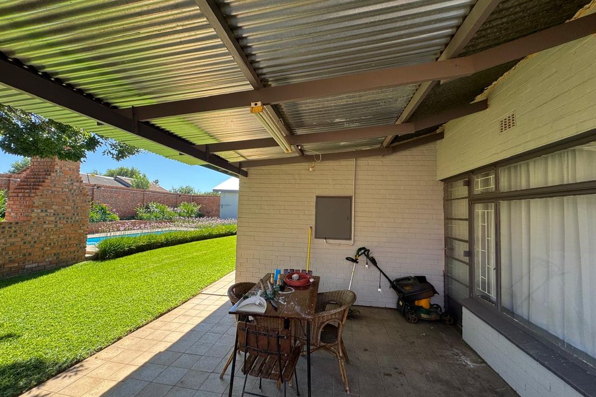 Charming Newly Renovated Home with Income-Generating Flat in Barkly West - Photo 4