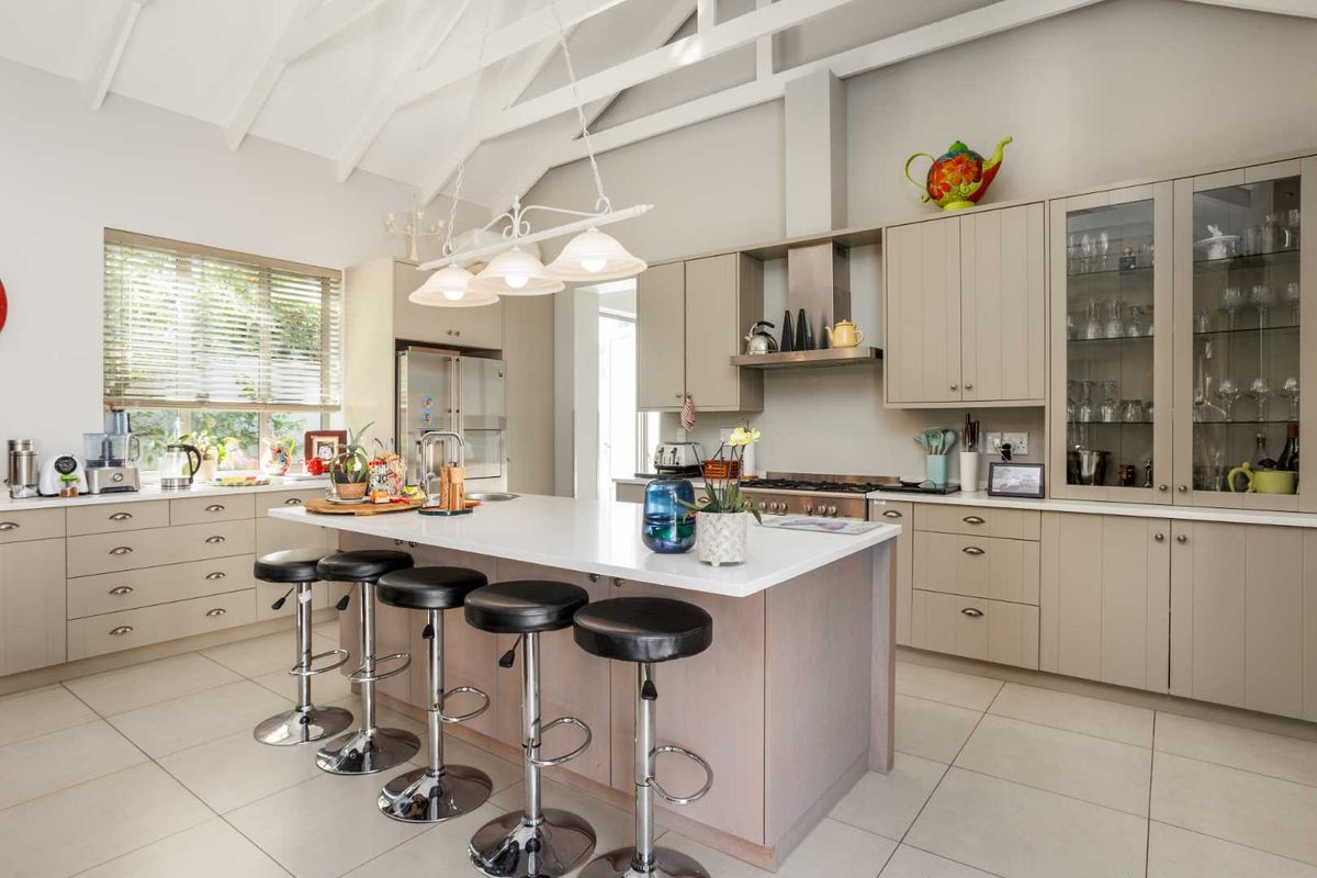 Stylish Four-Bedroom Single-Level Living on a Spacious Corner Stand on Val de Vie Estate - Photo 4