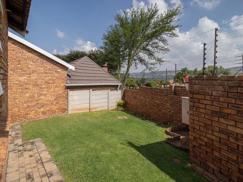 The perfect lock up and go for young proffesional, close to Christiaan de Wet and important amneities, Wilgeheuwel Hospital, Clearwater Mall - Photo 5