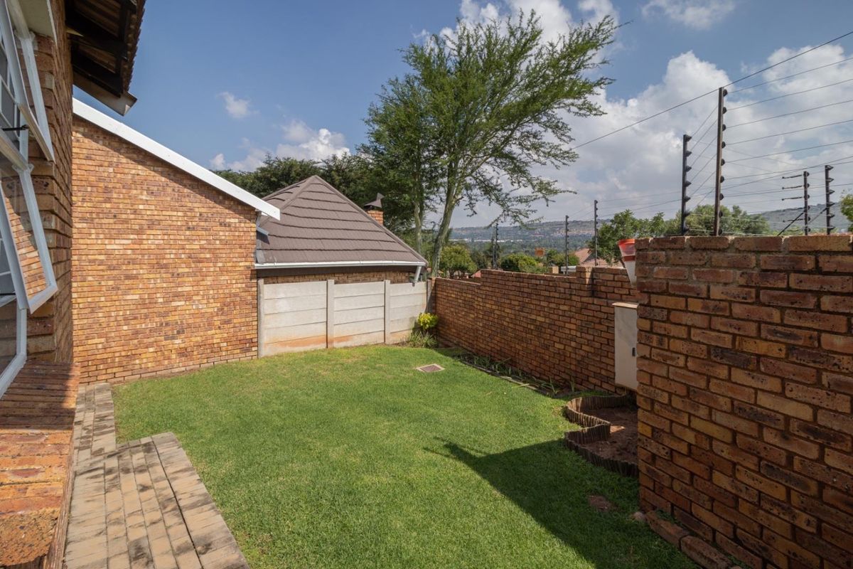 The perfect lock up and go for young proffesional, close to Christiaan de Wet and important amneities, Wilgeheuwel Hospital, Clearwater Mall - Photo 5