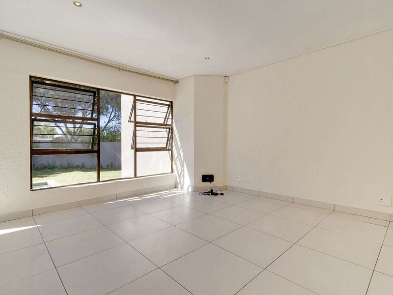 Stylish 3-Bedroom Lock-Up-and-Go Home For Sale in Fourways Gardens - Photo 5