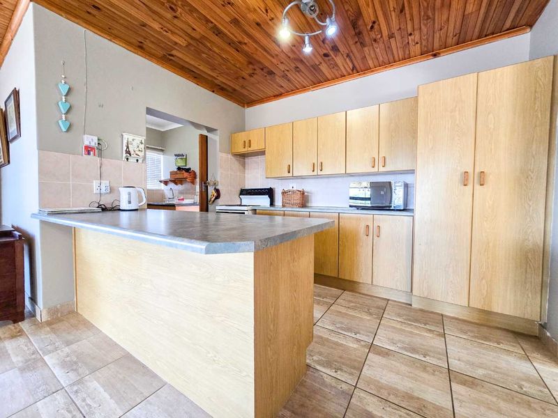 Neat family home for sale in Stilbaai-Wes. - Photo 7