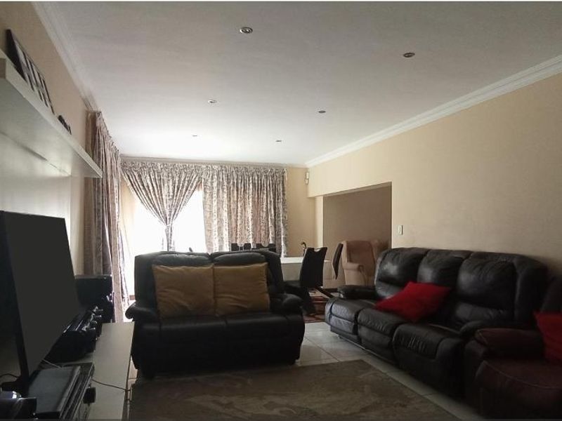 Stunning House In Rooihuiskraal - Photo 6