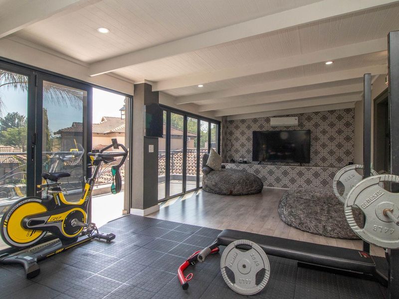 Luxury Oasis: Entertainer's Dream Awaits! - Photo 3