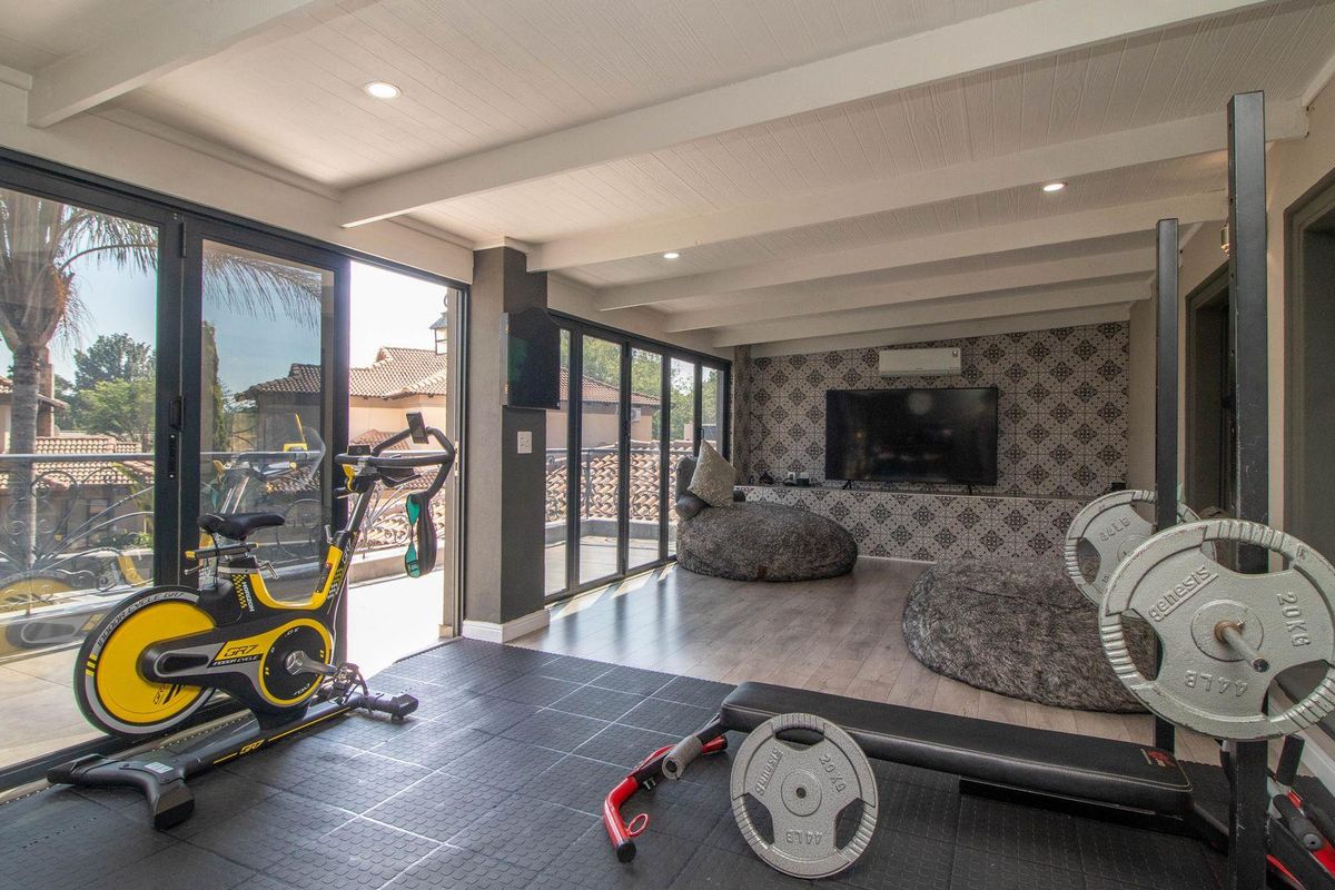 Luxury Oasis: Entertainer's Dream Awaits! - Photo 3