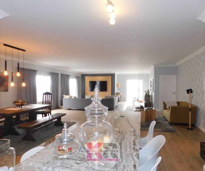 Property #2489700, House For Sale in Henties Bay Central