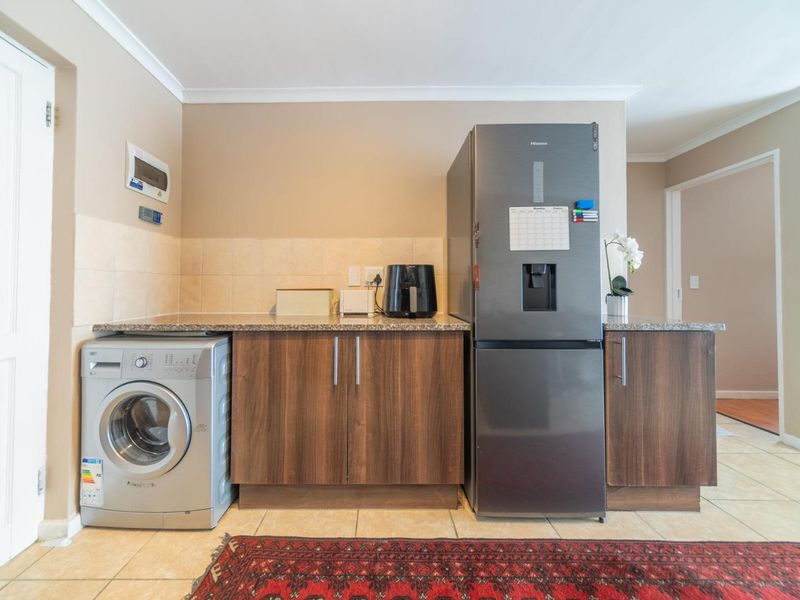 Furnished 2-Bedroom Ground Floor Apartment - Photo 9