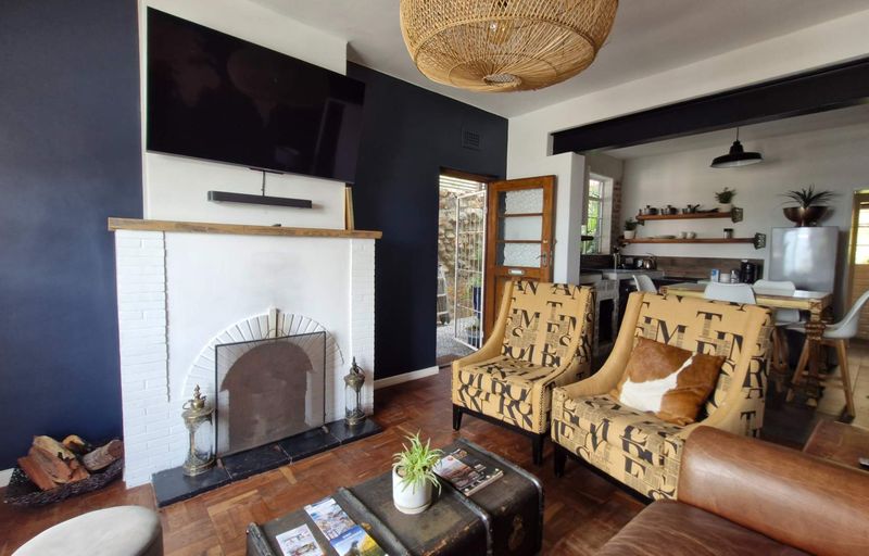 Beautifully Decorated Heritage Apartment with Private Jungle Garden.