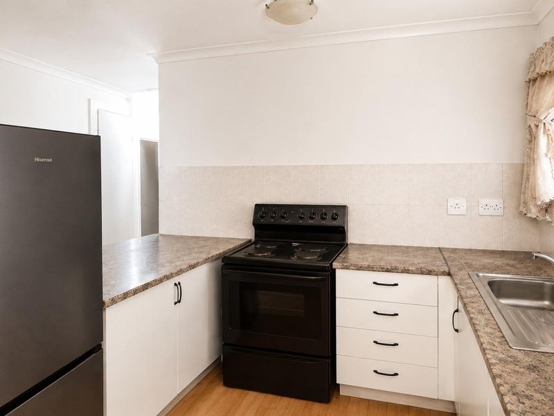2-Bedroom First Floor Flat in Secure Gated Complex - Photo 3