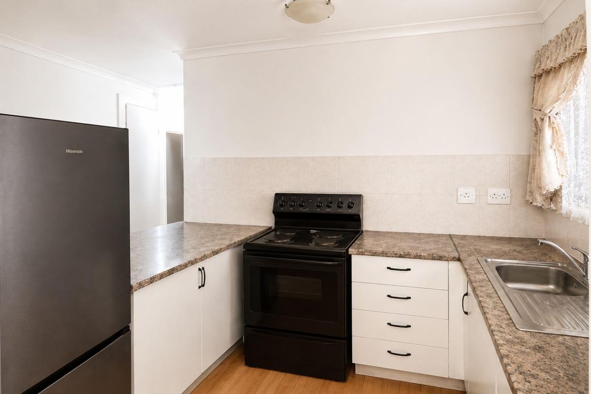 2-Bedroom First Floor Flat in Secure Gated Complex - Photo 3