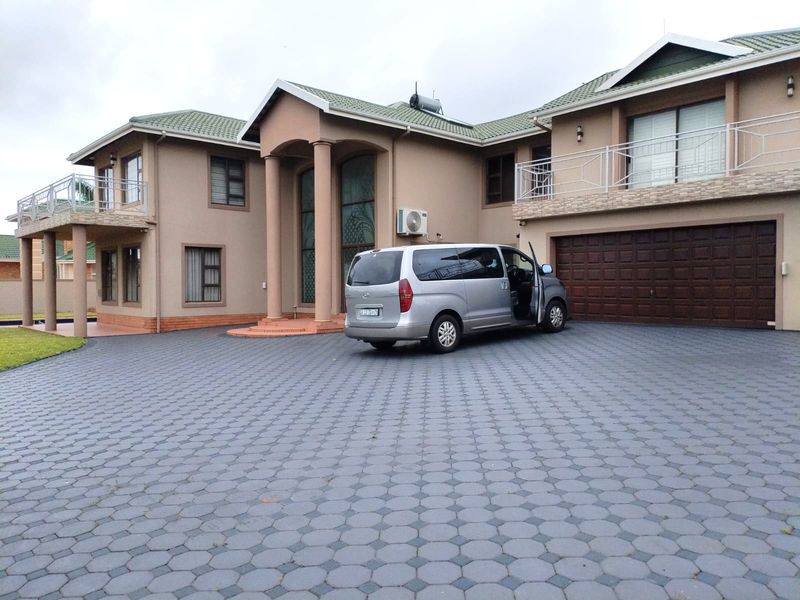 Sophisticated spacious family home for sale in Somerset Park - Photo 2