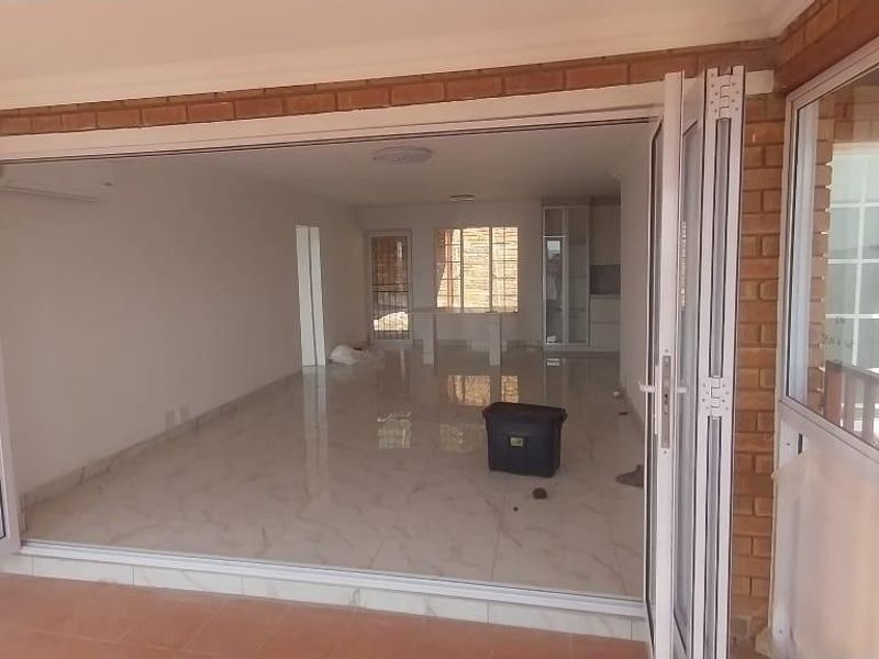 Beautiful 3-Bedroom Apartment with Modern Finishes and Stunning Views - Photo 10