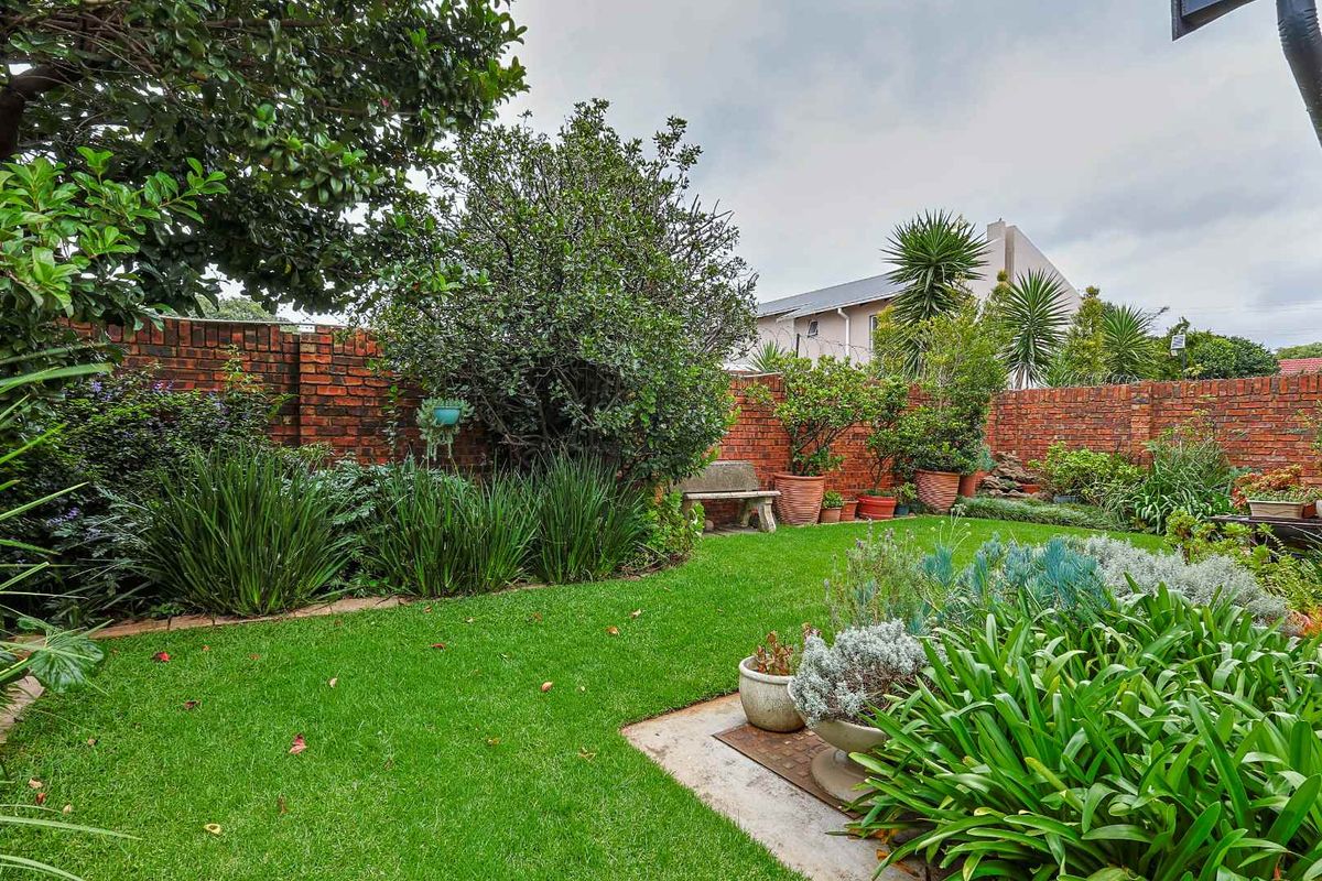 Secure 3 Bedroom Townhouse with Private Garden in a Well-Maintained Complex - Photo 3