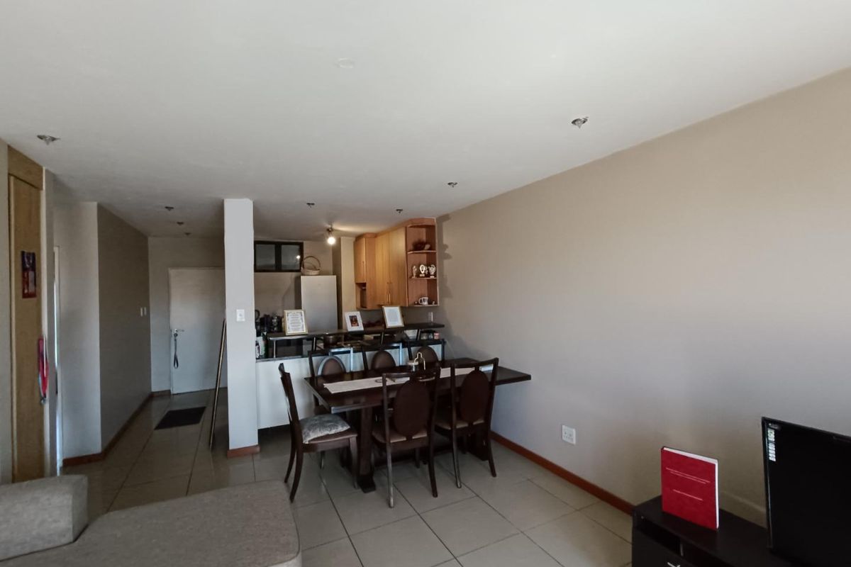 ROOIHUISKRAAL NORTH - 2 BED - 2 BATH - 2 LIVING AREAS - Photo 4