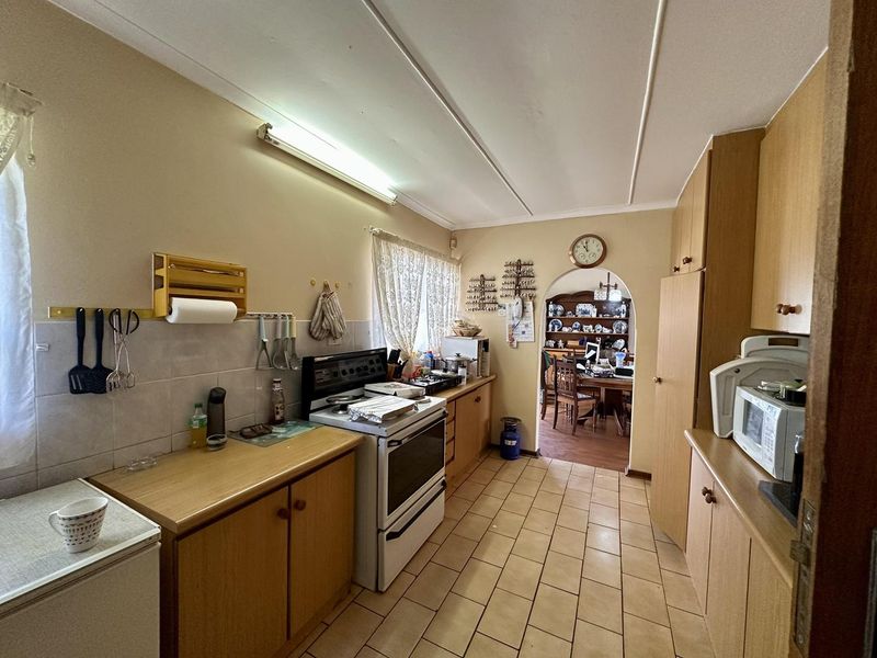 Spacious Family Home with Flatlet & Pool on Corner Stand - Photo 6