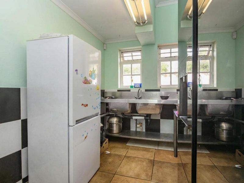 Spacious Family Home with Multiple Dwellings in sought-after Lloyd Road - Photo 9