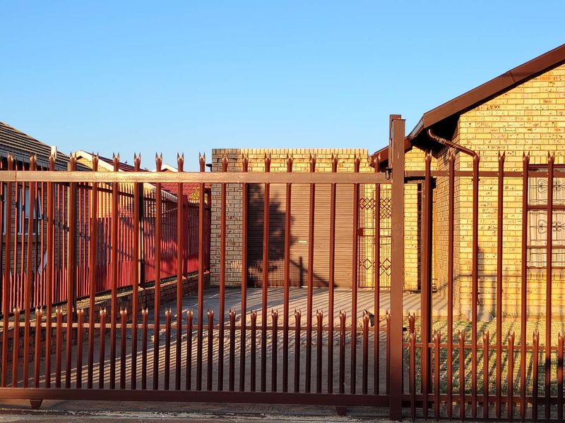 For Sale, 3-Bedroom House in Grassland - Photo 2