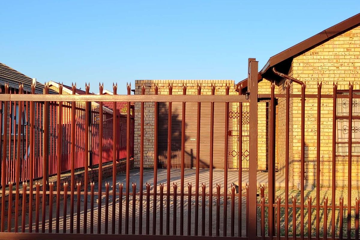 For Sale, 3-Bedroom House in Grassland - Photo 2