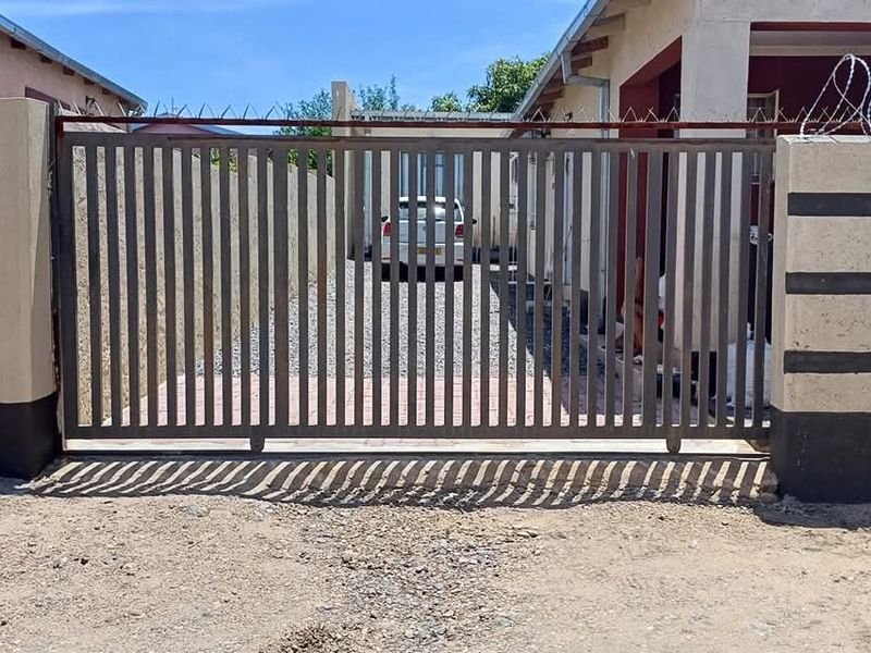 House is situated behind the Okahandja Mall. Additional to the main house is a 4 bedroom flat. - Photo 2