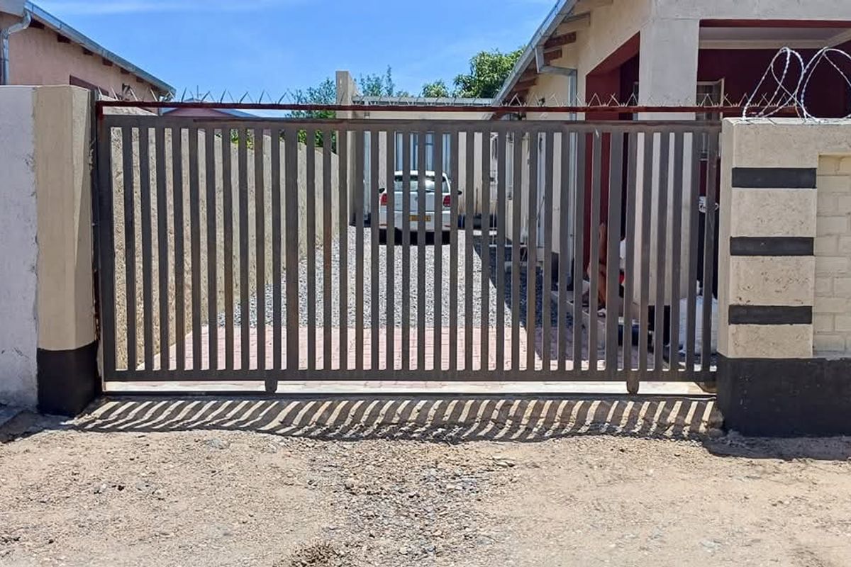 House is situated behind the Okahandja Mall. Additional to the main house is a 4 bedroom flat. - Photo 2