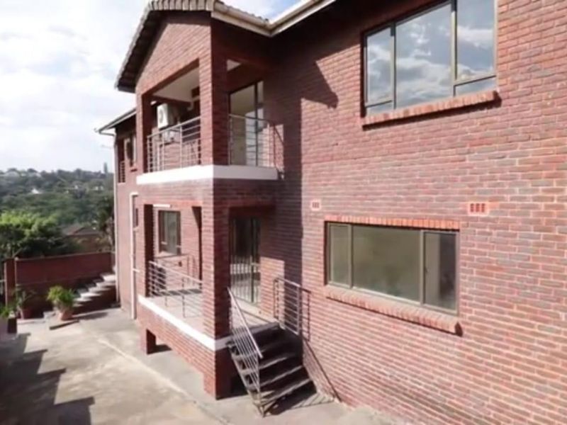 Luxury 5 Bedroom Family Home with Pool &amp; Garden in Prime Malvern Queensburgh - Photo 1