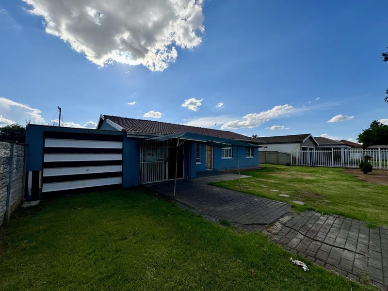 Versatile 4-Bedroom Home with Detached Suite: Ideal Investment, Rental Potential, or First-Time Buyer Gem! - Photo 2