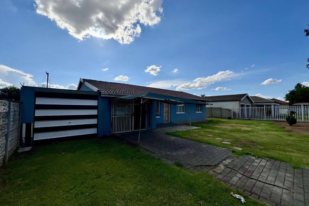 Versatile 4-Bedroom Home with Detached Suite: Ideal Investment, Rental Potential, or First-Time Buyer Gem! - Photo 2