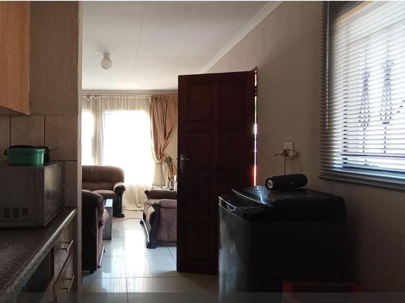 3 Bedroom.House In Clayville - Photo 2