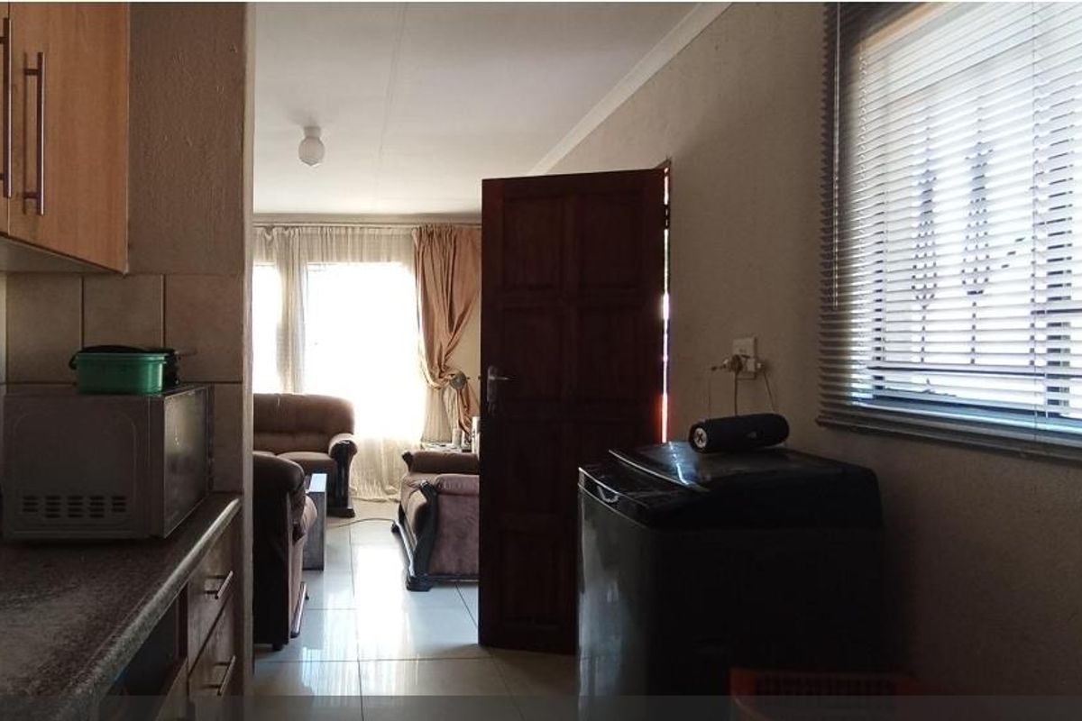 3 Bedroom.House In Clayville - Photo 2