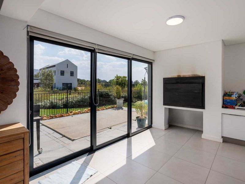 Three-Bedroom Family Home to Rent in Paarl Valleij Lifestyle Estate & Farm - Photo 7