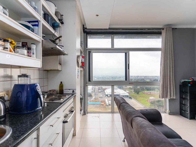 Top-Floor Gem with Breathtaking Views of Table Mountain and the City - Photo 5