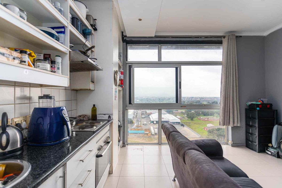 Top-Floor Gem with Breathtaking Views of Table Mountain and the City - Photo 5