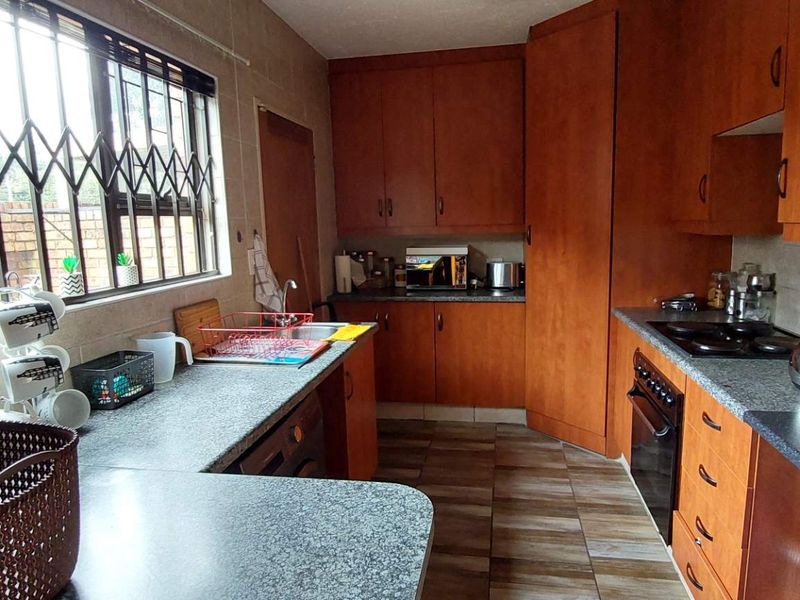 Modern Comfort in a 3-Bedroom, pet friendly duplex - Photo 4