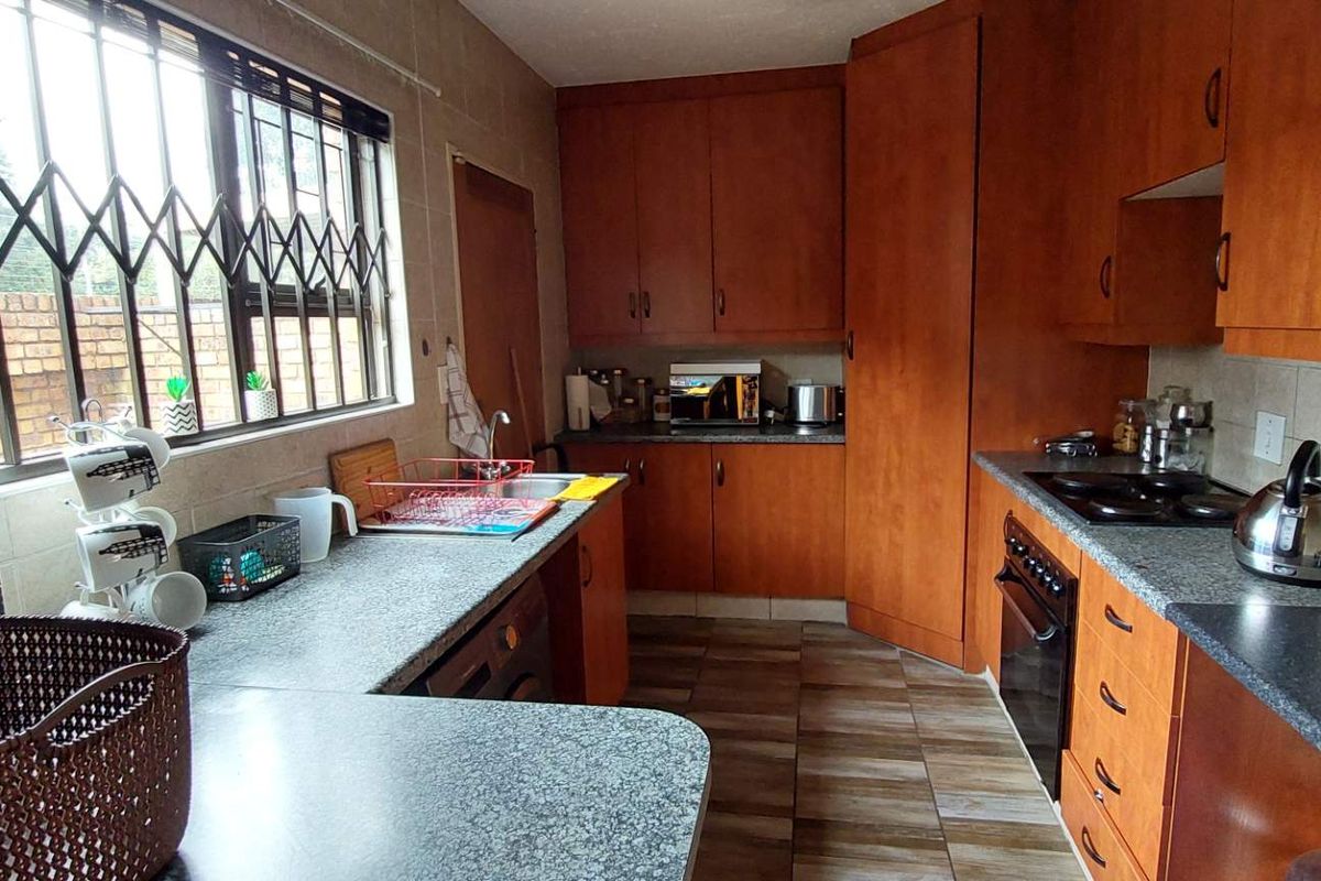 Modern Comfort in a 3-Bedroom, pet friendly duplex - Photo 4