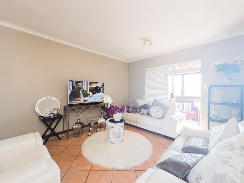 2 Bedroom Townhouse with en-closed balcony - Photo 5